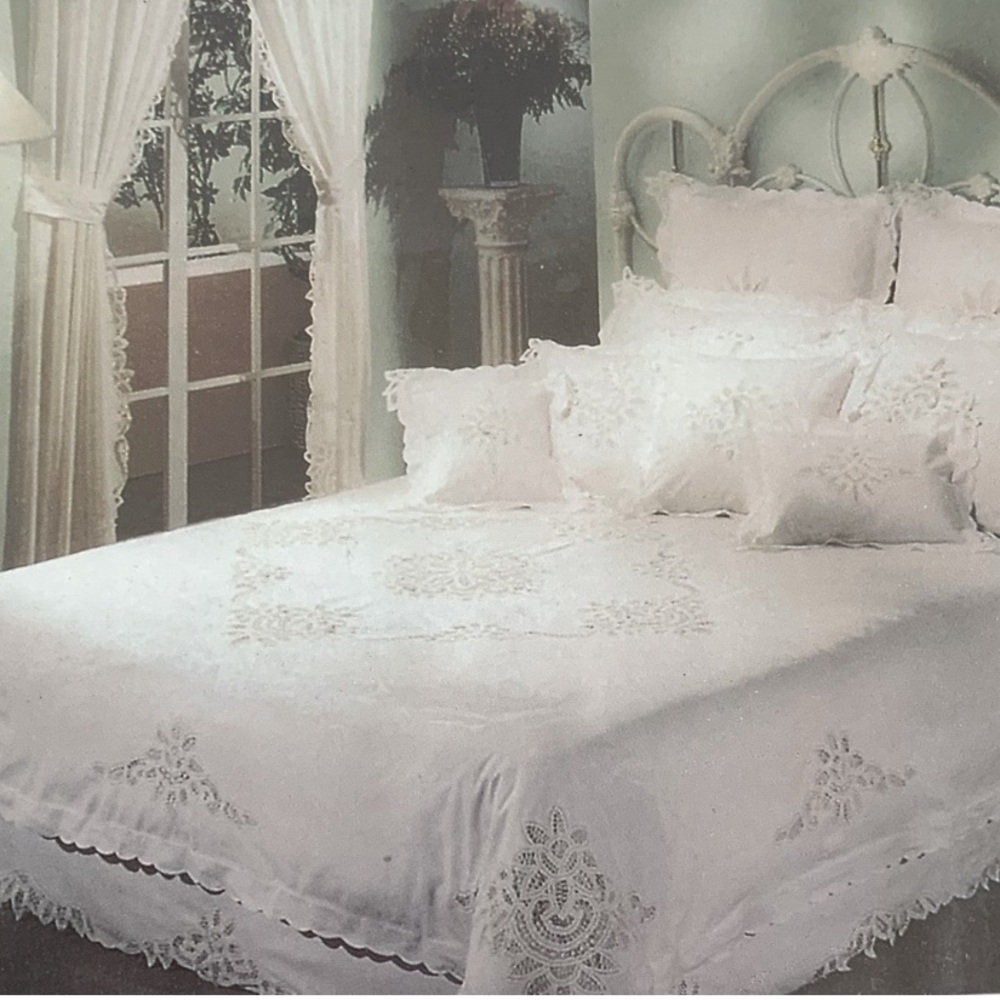 New Heirloom Duvet with Shams 104 x 86
Elegant White Lace Bedding Set